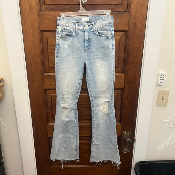 Mother Denim sz 25 1535-360 The Weekender Fray Action Shot Light Wash Ripped